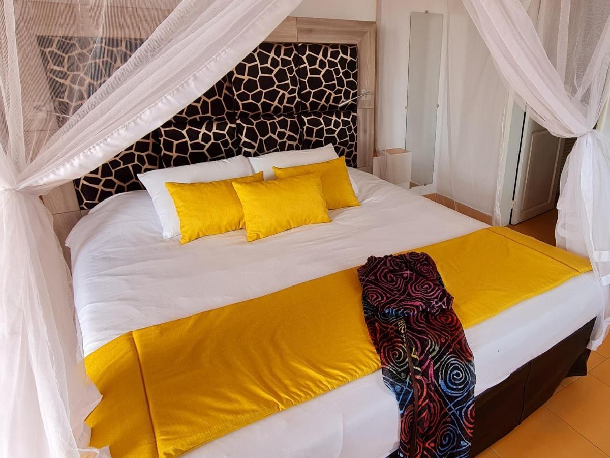 Le Souimanga Bleu Saly Bed & Breakfast Exterior photo