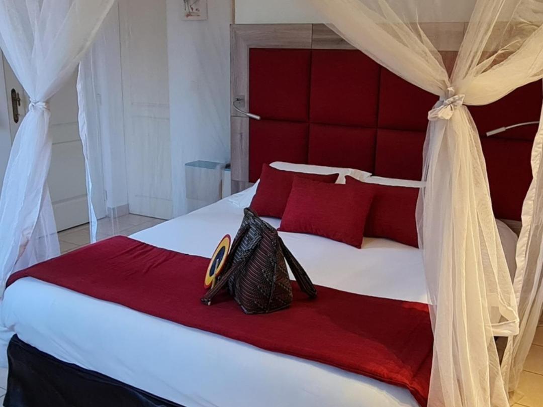 Le Souimanga Bleu Saly Bed & Breakfast Exterior photo